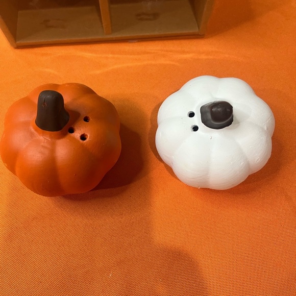 Pumpkin Salt and Pepper Shakers - Picture 3 of 9